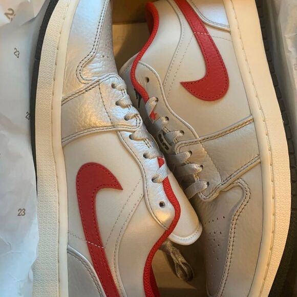 Nike Air Jordan 1 Low PRM Size 8.5 Metallic Silver University Red DA4668 001 - Picture 1 of 11